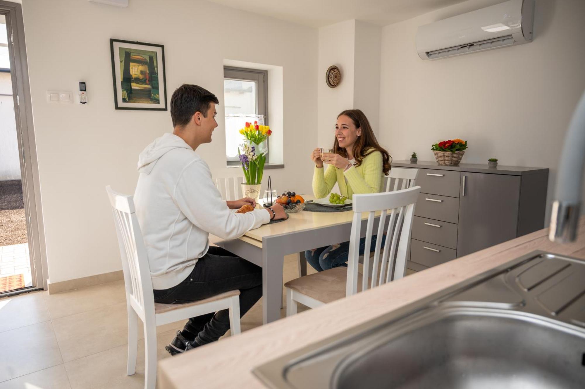 Tuenderkert Apartman Дьюла Экстерьер фото