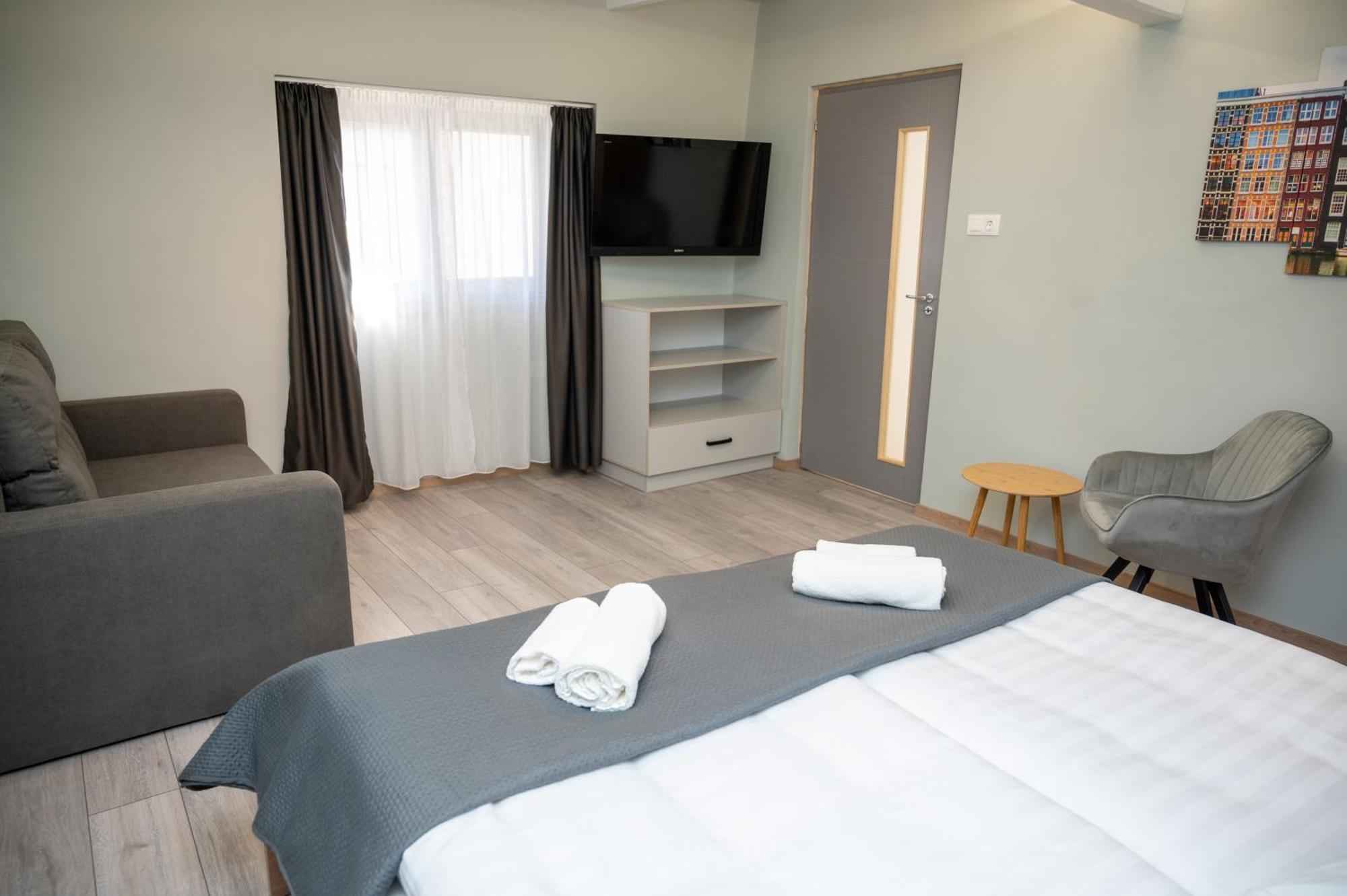 Tuenderkert Apartman Дьюла Экстерьер фото