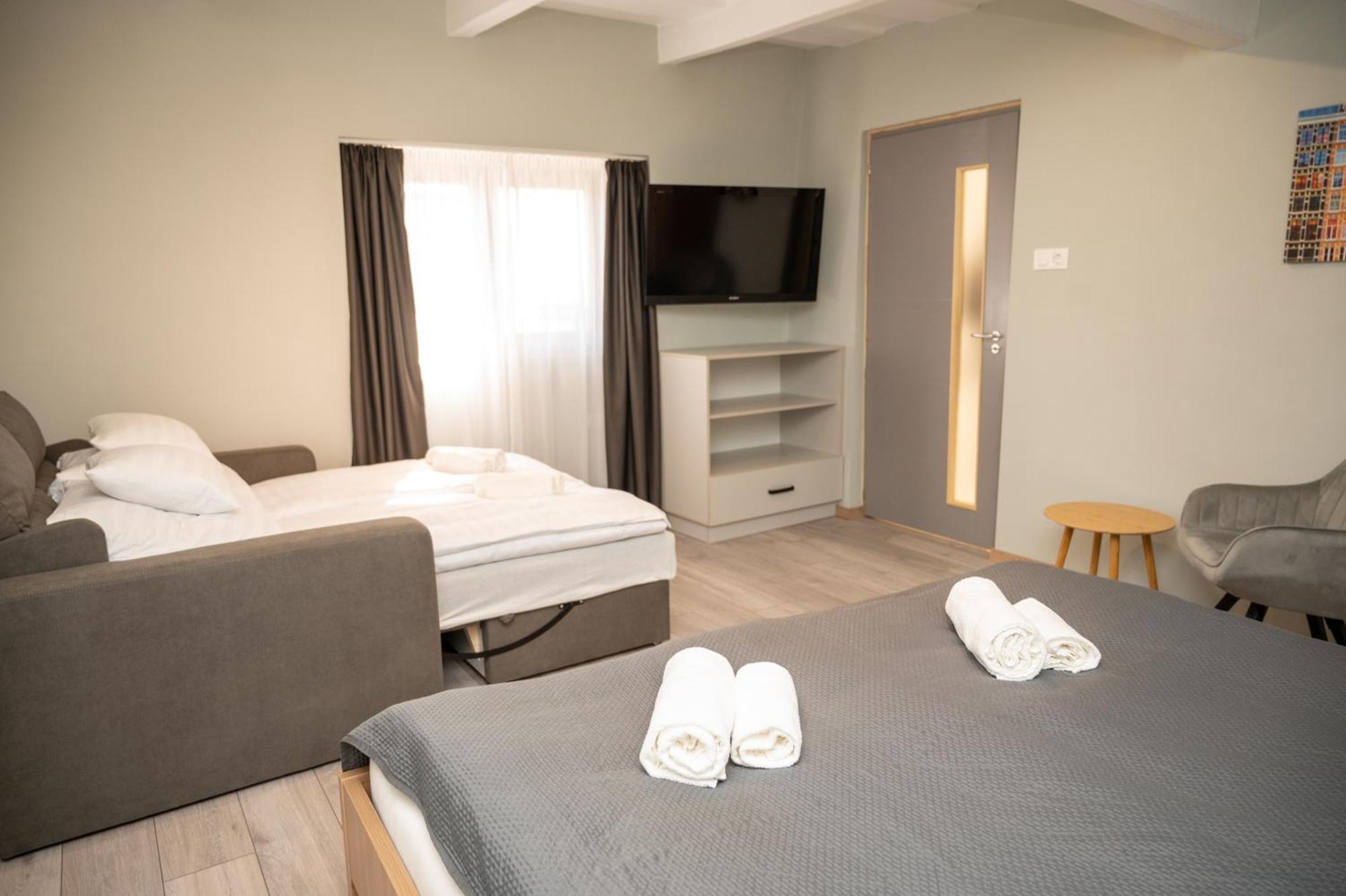 Tuenderkert Apartman Дьюла Экстерьер фото